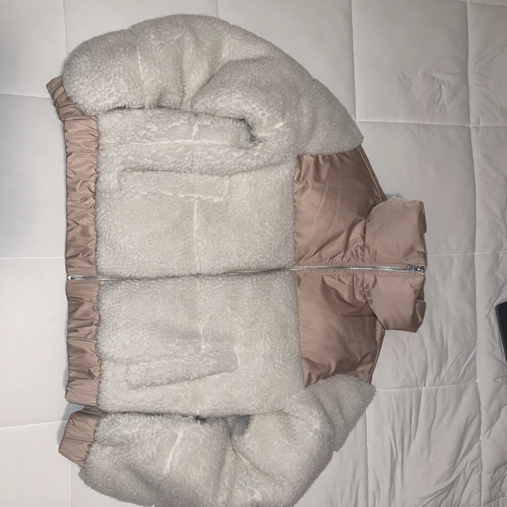 Abercrombie & Fitch Women’s Cream and White Puffer Jacket
